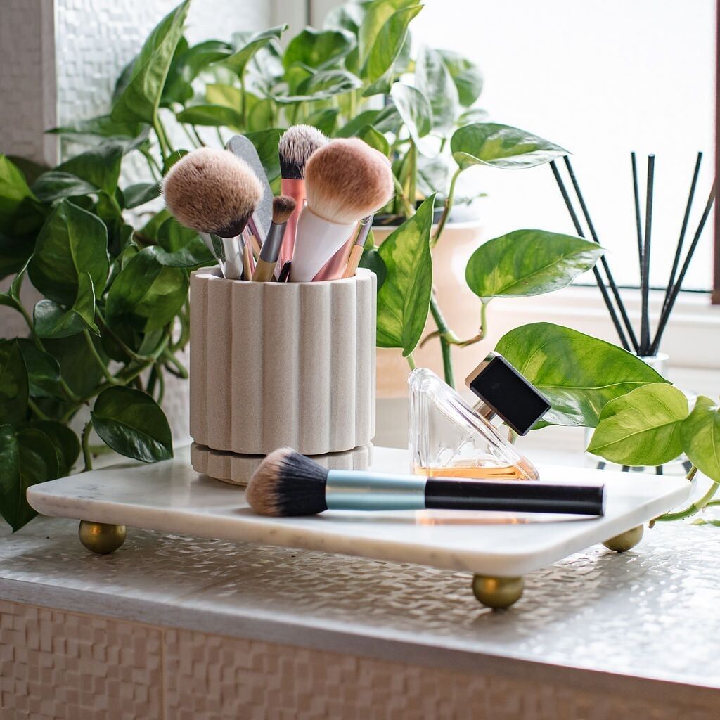 Minions - Marmortablett mit goldfarbenen Kugelfüßen