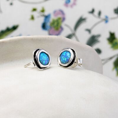 Handgefertigte Ohrstecker aus blauem Opalsilber
