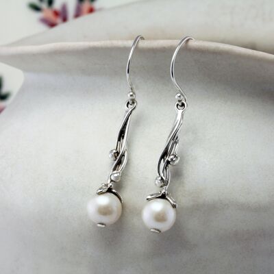 Orecchini pendenti con perle decorate, realizzati a mano in argento sterling.