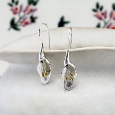 Silberne Lilie Ohrringe | Blumenohrringe | Ohrringe | Sterlingsilber | Handgefertigt | Zeitgenössisches Design | Geschenk für sie | Bio-Schmuck