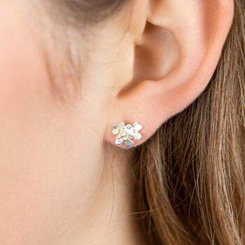 Boucles d'oreilles Dainty Silver Flower avec centres plaqués or. 2
