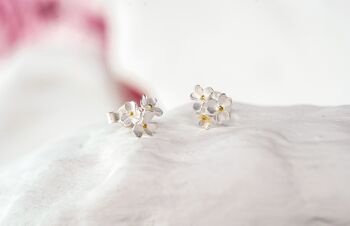 Boucles d'oreilles Dainty Silver Flower avec centres plaqués or. 5