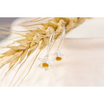 Boucles d'oreilles crochet fleur jonquille en argent et plaqué or fait à la main. 4