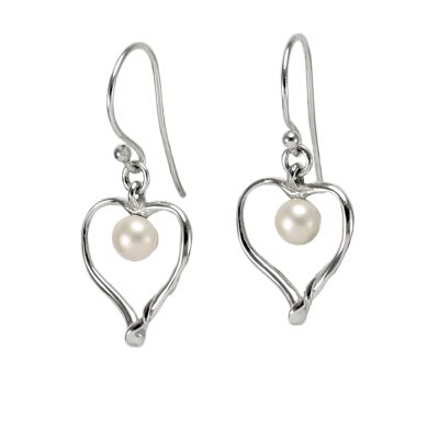 Orecchini a cuore con perle d'acqua dolce, realizzati a mano in argento sterling.