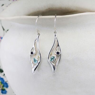 Boucles d'oreilles pendantes avec topaze bleue et iolite ornées de détails dorés | Fabriqué à la main en argent sterling.