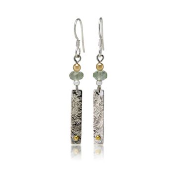 Boucles d'oreilles pendantes en argent texturé avec détails dorés 1