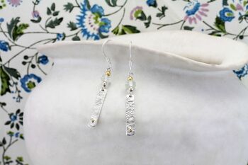 Boucles d'oreilles pendantes en argent texturé avec détails dorés 2