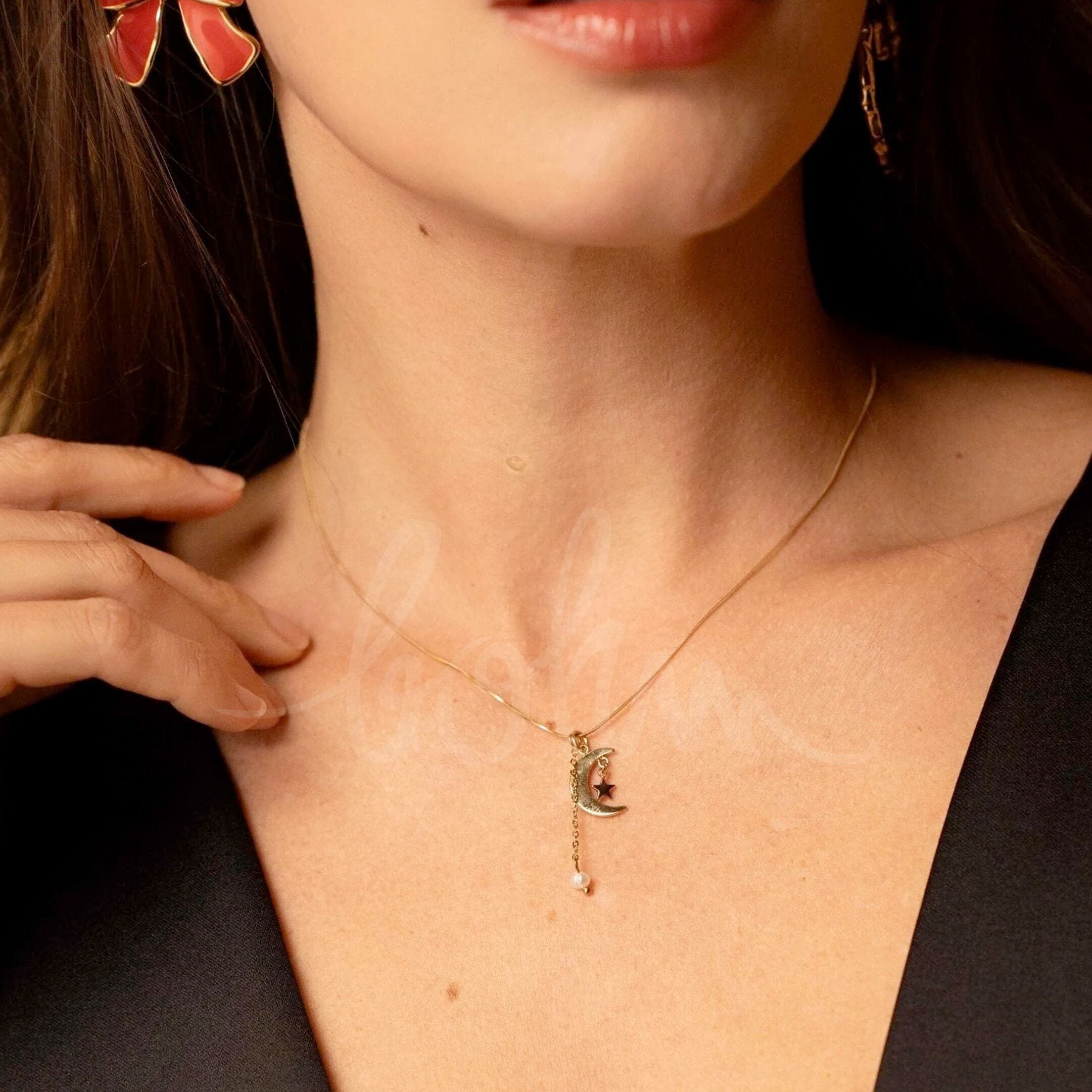 Collar Caitría - malla de serpiente, luna texturada, estrella y cristal, perlas de agua dulce