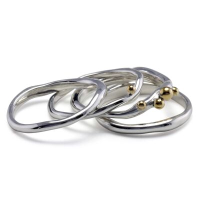 Pila di 4 anelli in argento sterling organico con dettagli in ottone, fatti a mano