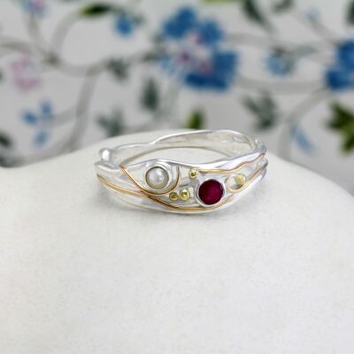 Anillo de rubí y perla con detalles en oro, orgánico y hecho a mano.