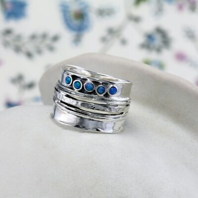 Quintette de bague de déclaration faite à la main d'opale bleue vibrante.