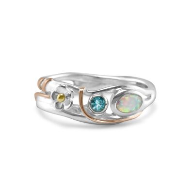 Affascinante anello fiore in argento con topazio azzurro e opale, decorato con dettagli in oro.