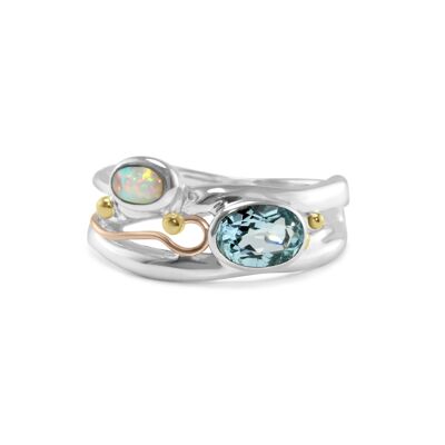 Bague en argent avec topaze bleue et opale fabriquée à la main avec des détails en or.
