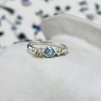 Handgemachter Sterling Silber Ring mit blauem Topas.