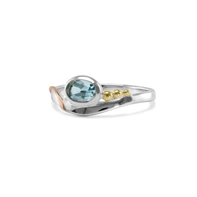 Zierlicher, facettierter, ovaler Blautopas-Ring mit Golddetails, handgefertigt.