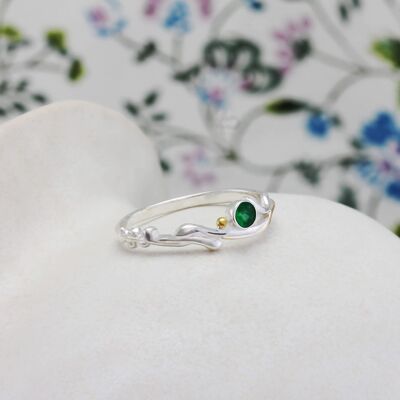 Delicado anillo de esmeralda fabricado en plata de ley y oro.