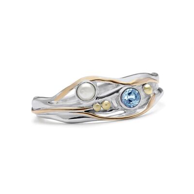 Anillo de plata perla y topacio azul delicado con detalles en oro