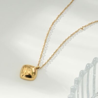 Collana dorata con pendente a cubo di diamanti lucenti