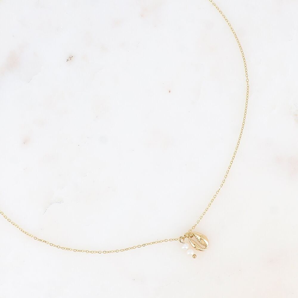 Collana: conchiglia di ciprea, perle d'acqua dolce