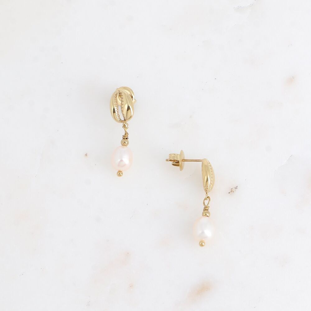 Dangling earrings - cowrie and freshwater pearl