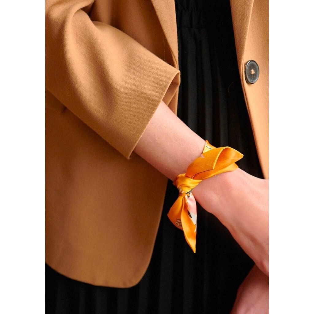 Virginie Riou – Foulard ruban "Le petit citronnier" – Polyester recyclé – jaune et camel citrons – ruban 42 cm x 6 cm
