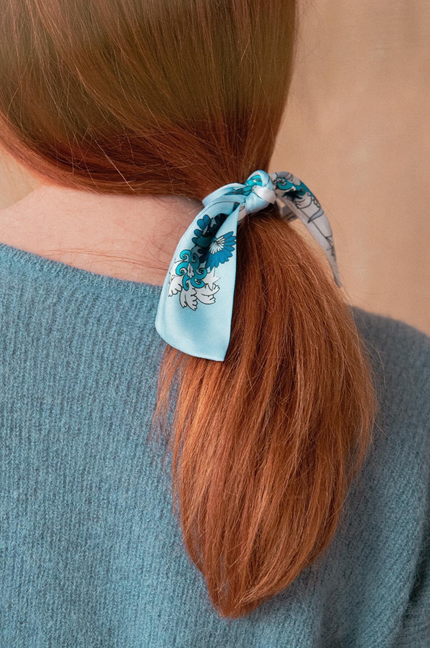 VirginieRiou – Sciarpa a nastro "Grandala bleu" – Poliestere riciclato – uccelli blu e bianchi – nastro 42 cm x 6 cm