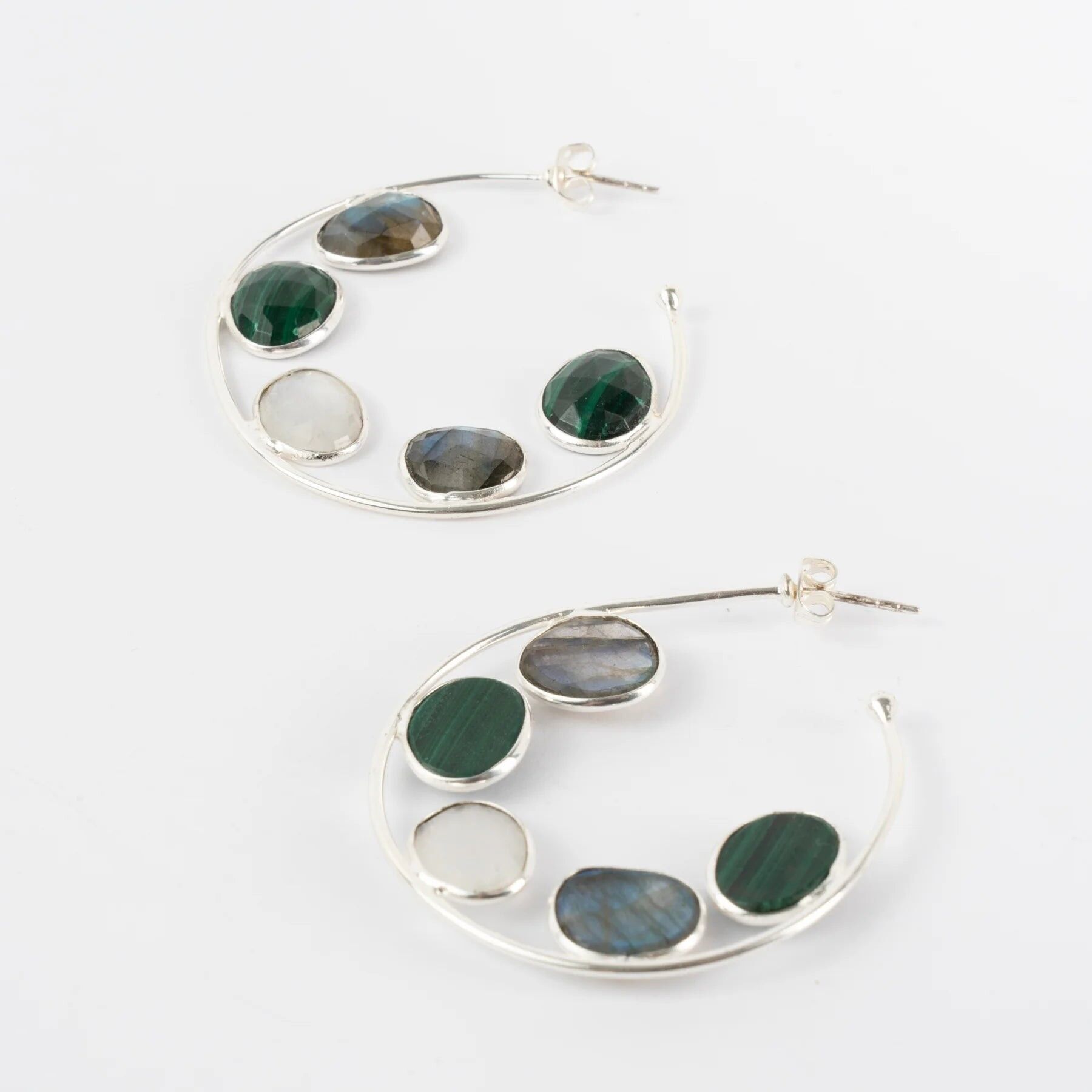 Orecchini a cerchio Alba Small Ed. Malachite verde argento limitata, labradorite e pietra di luna