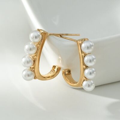 Orecchini a gancio in oro decorati con perle