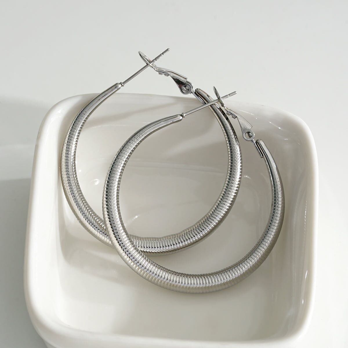 Orecchini a cerchio in argento con motivi primaverili