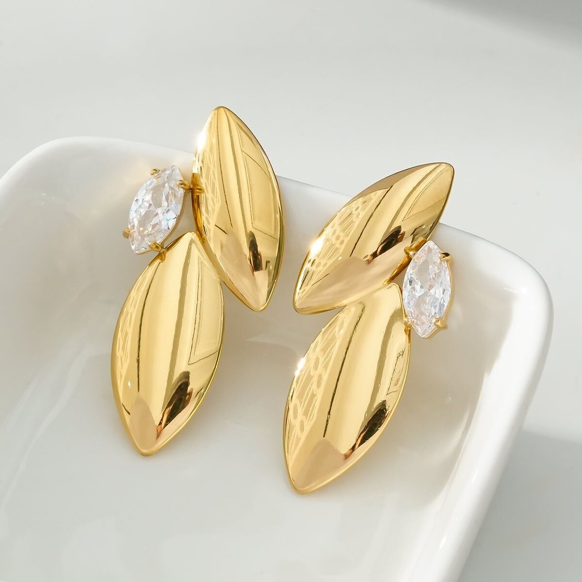 Orecchini dorati a doppia foglia lucida decorati con strass a foglia