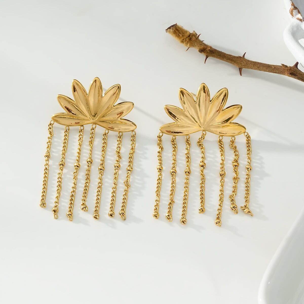 Orecchini di loto in oro con pendenti a catena multipla