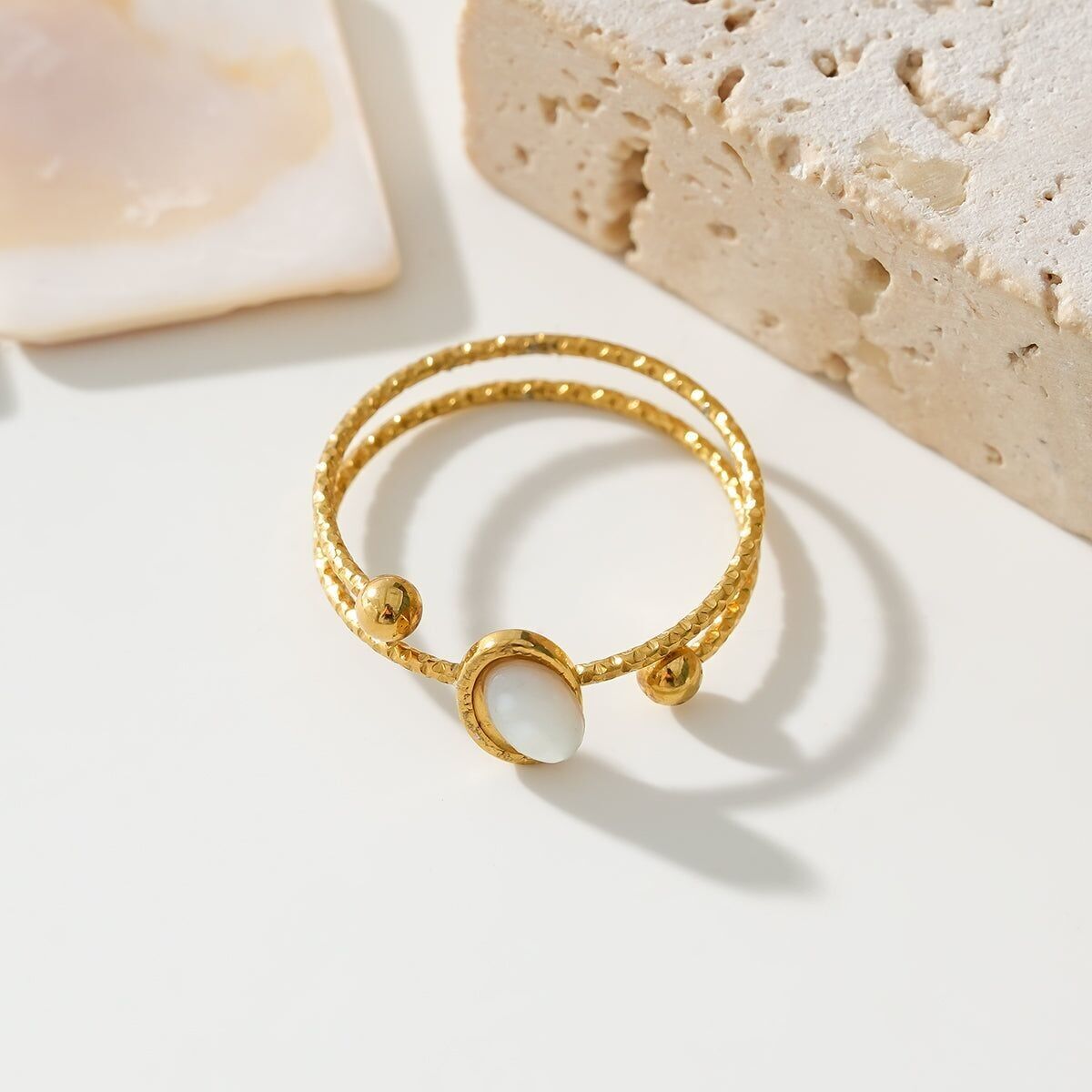 Anello in oro a spirale con madreperla bianca