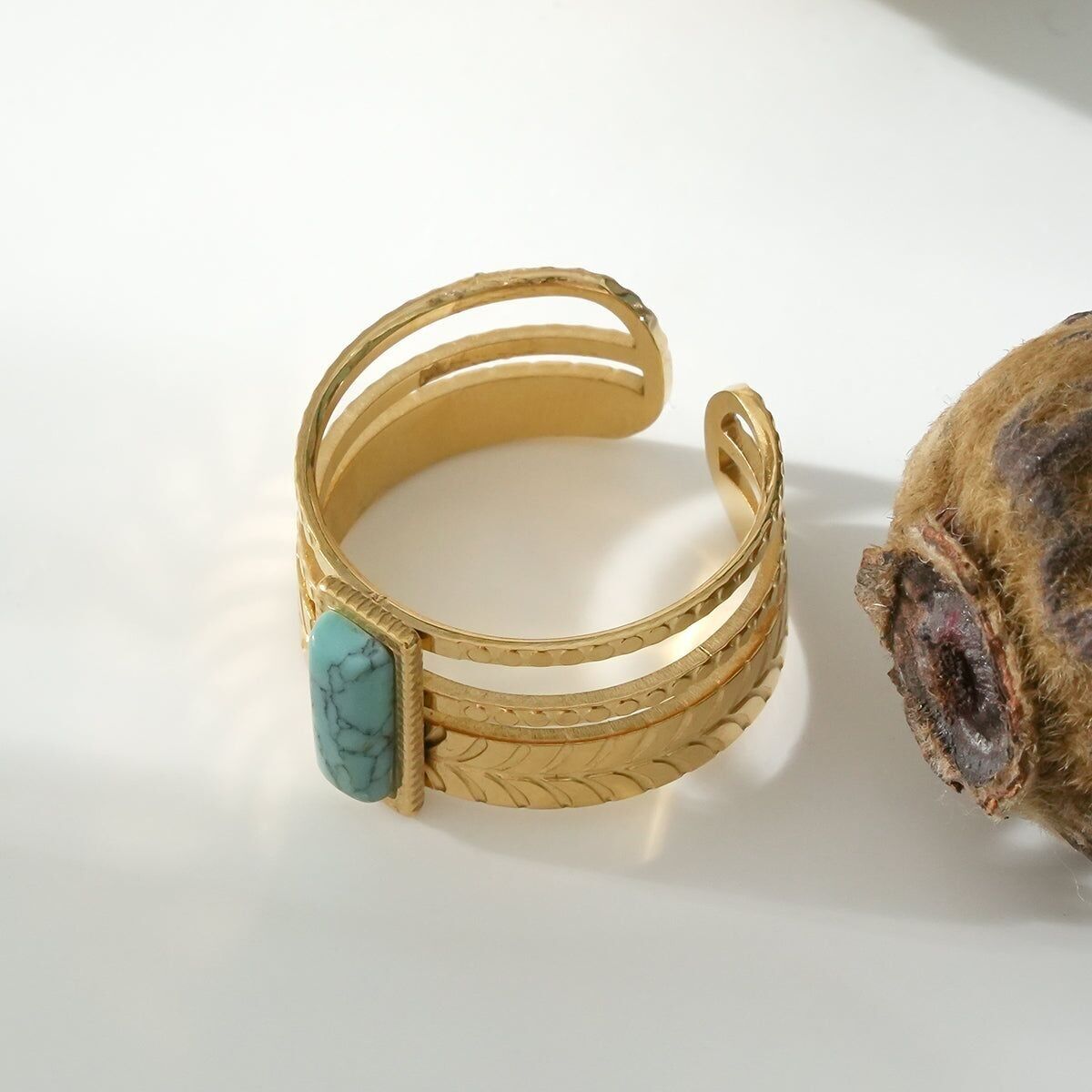 Goldener Ring, offenes Band, Steingravur