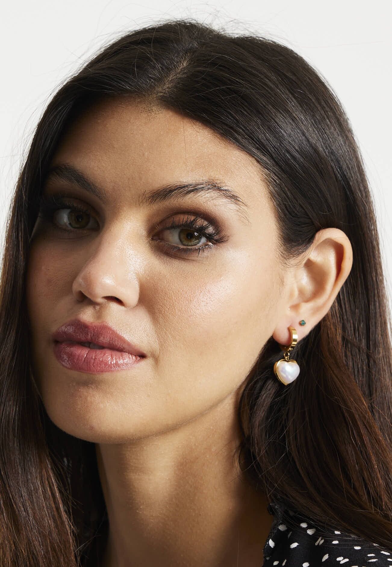 Liquorish – Kleine Creolen in Herzform in Perlweiß und Gold