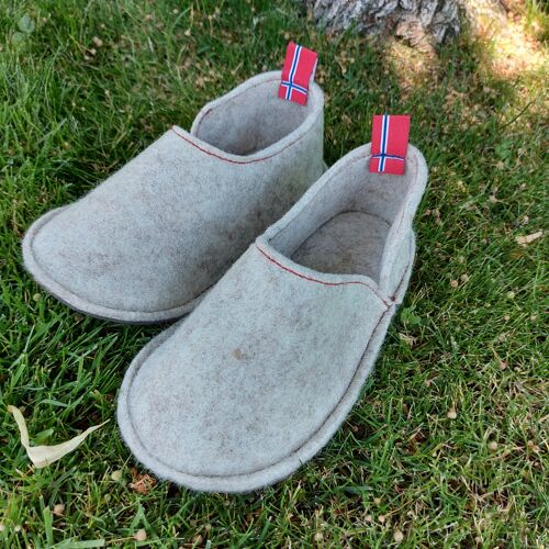 Kids wool slippers with a soft touch, with rubber sole. Handcrafted in the EU. Opplav Elf feet. White Sand Color.