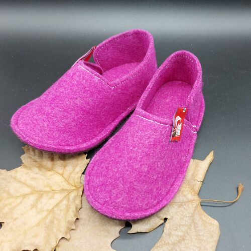 Kids wool slippers with a soft touch, with rubber sole. Handcrafted in the EU. Opplav Elf feet. Pink Color.
