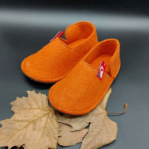 Kids wool slippers with a soft touch, with rubber sole. Handcrafted in the EU. Opplav Elf feet. Orange Color.