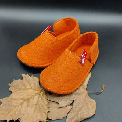 Pantofole da bambino in lana dalla mano morbida, con suola in gomma. Prodotto artigianalmente nell'UE. Piedi di elfo di Opplav. Colore arancione.