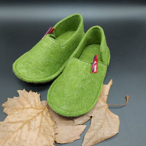 Kids wool slippers with a soft touch, with rubber sole. Handcrafted in the EU. Opplav Elf feet. Green Color.