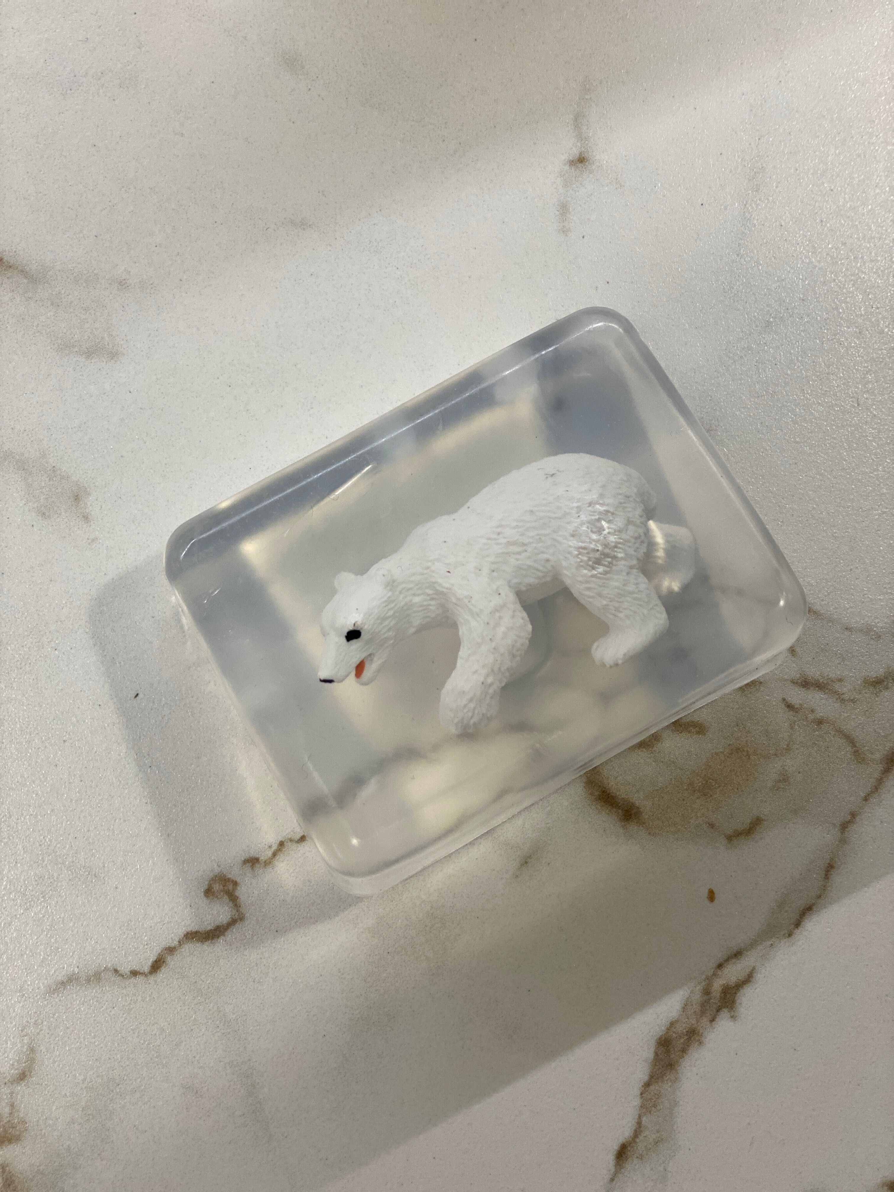 Sapone trasparente fatto a mano con statuetta di orso polare