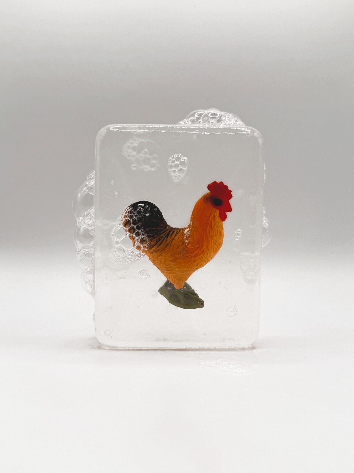 Sapone trasparente fatto a mano con statuetta di gallo