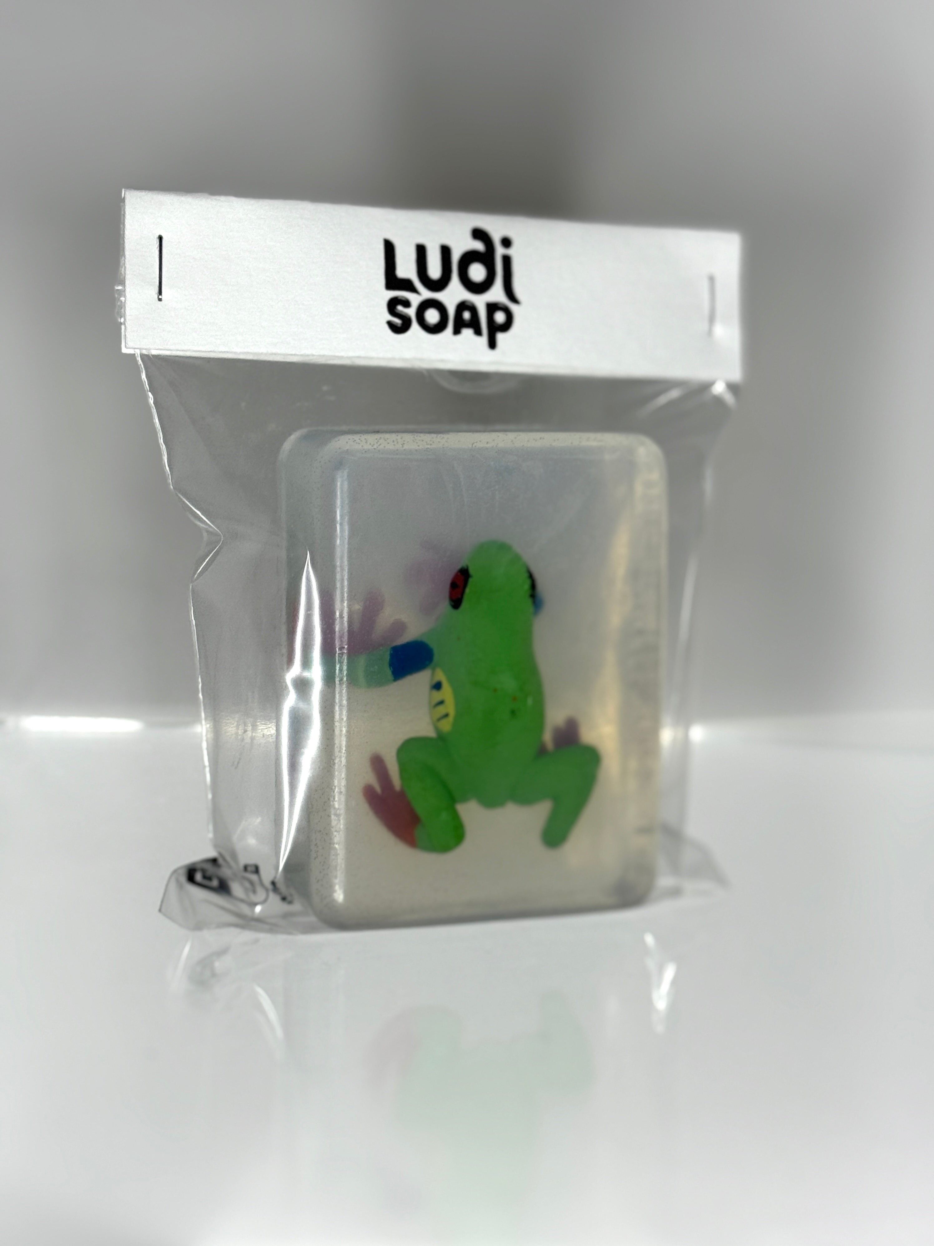 Sapone trasparente fatto a mano con statuetta di rana