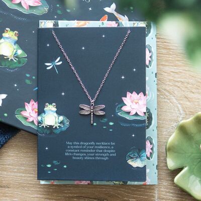 Collar de libélula en tarjeta de felicitación