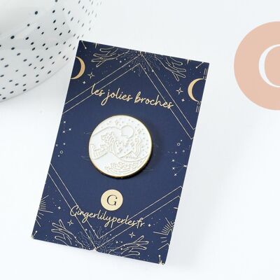 Round wave brooch white zamac gold enamel 26mm, gold brooch, jacket decoration, x1 (G9748)