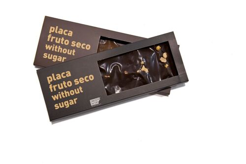 Placa de chocolate con leche sin azúcar y frutos secos
