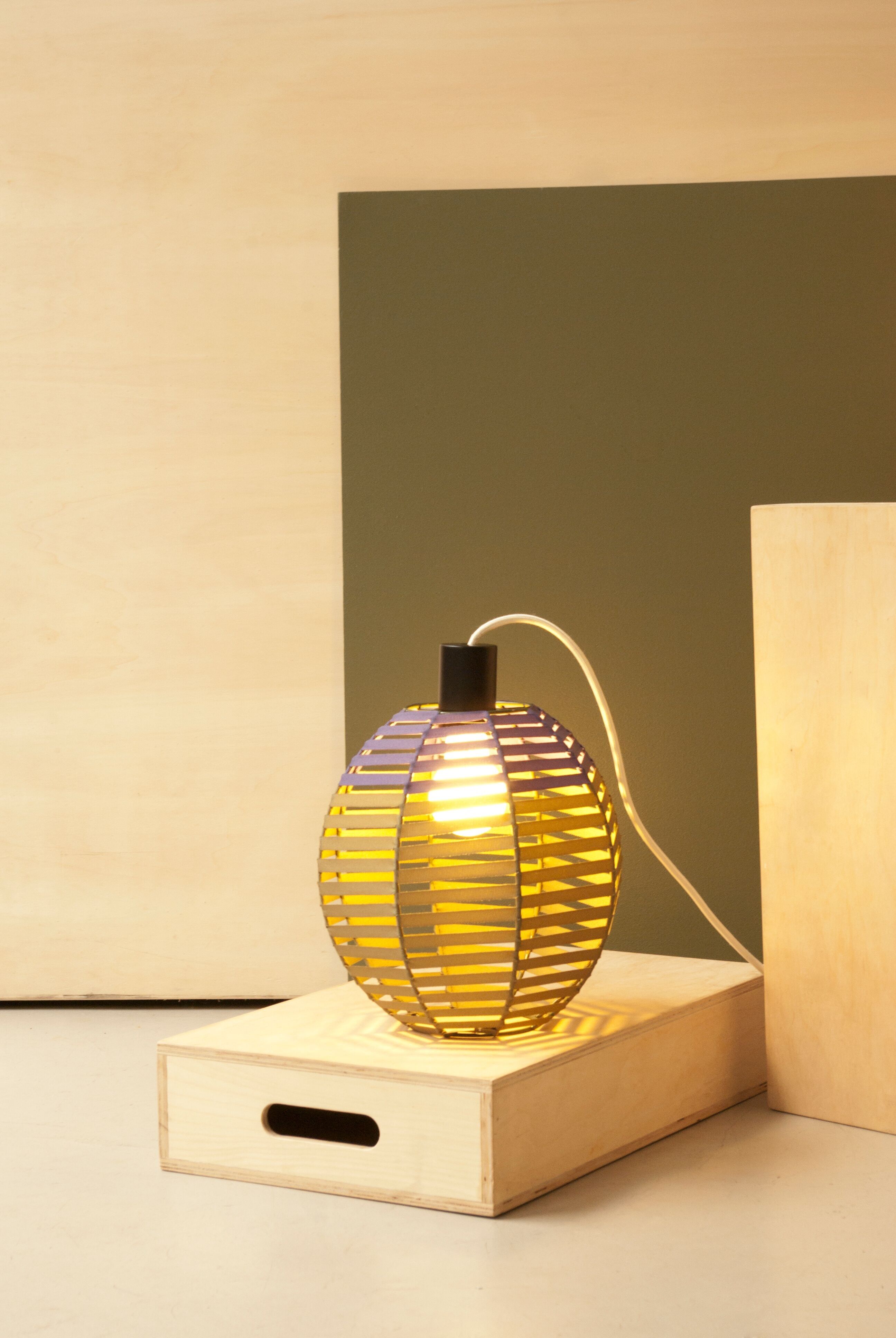 Gewebte Kugellampe / D 25cm / Lila & Khaki