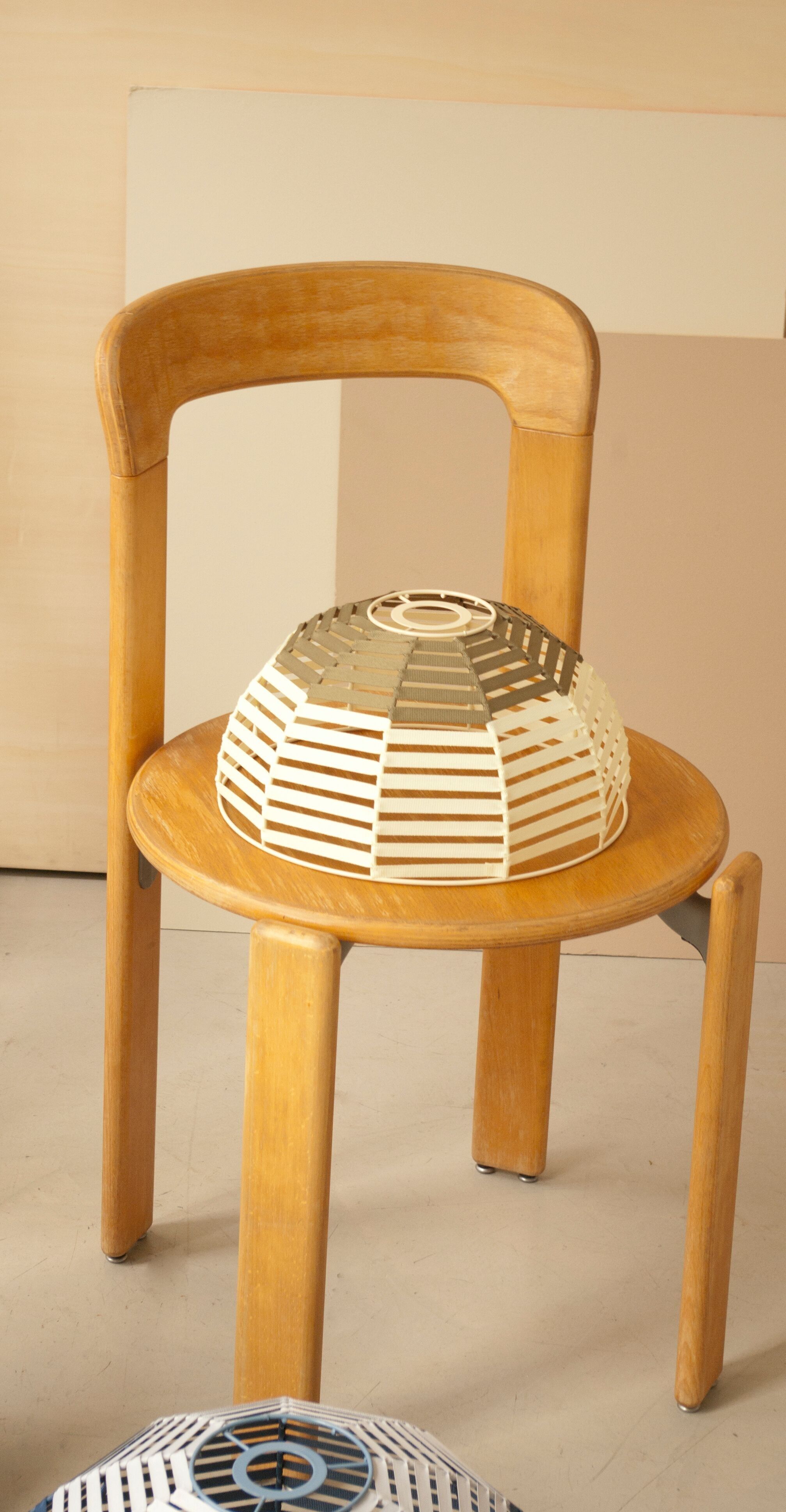 Kuppel-Pendelleuchte / D 30 cm / Khaki und Pastellgelb