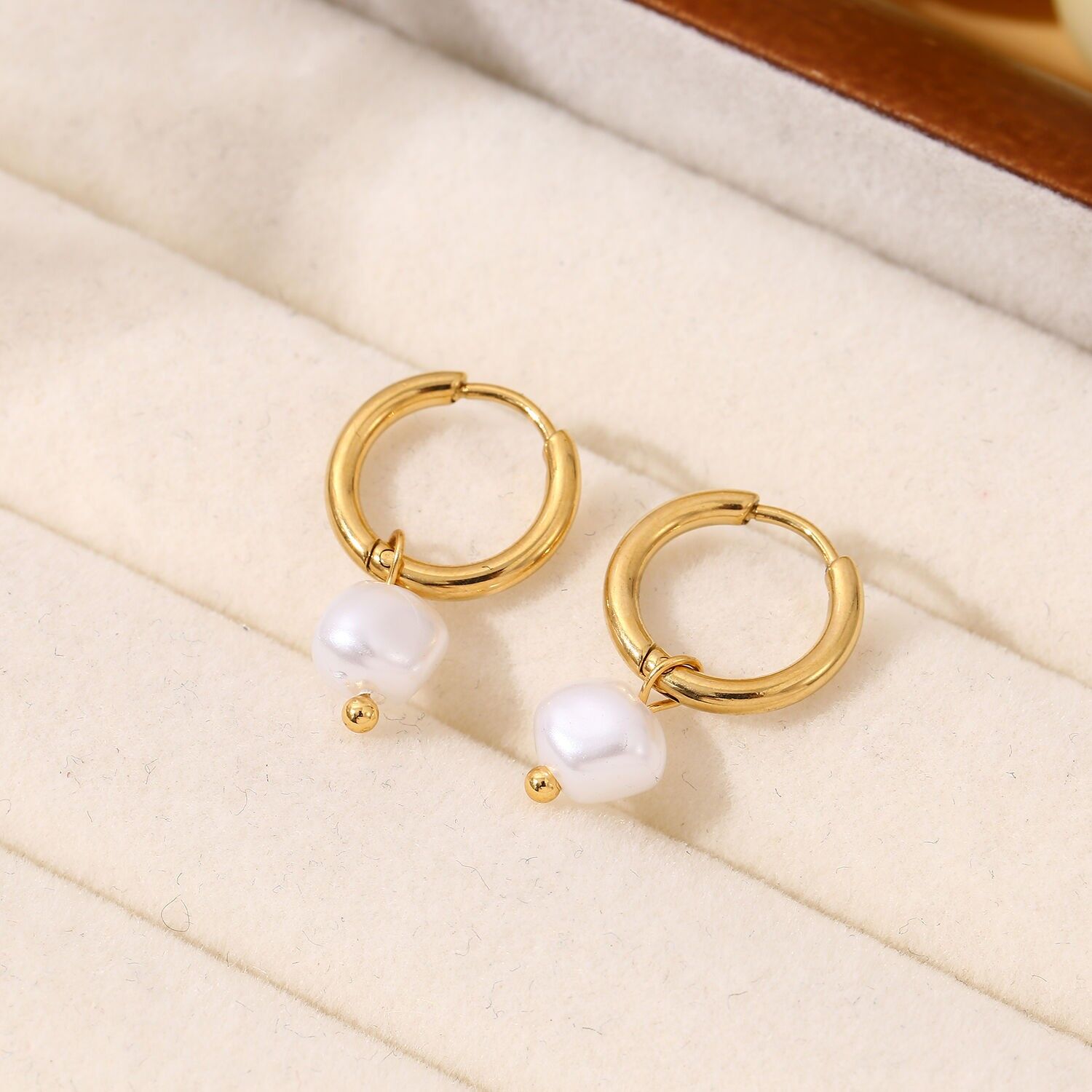 Mini orecchini a cerchio con perla