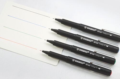 Etui carton x 4 stylos-feutres pointe fine STABILO dr!ver F - noir + bleu + rouge + vert