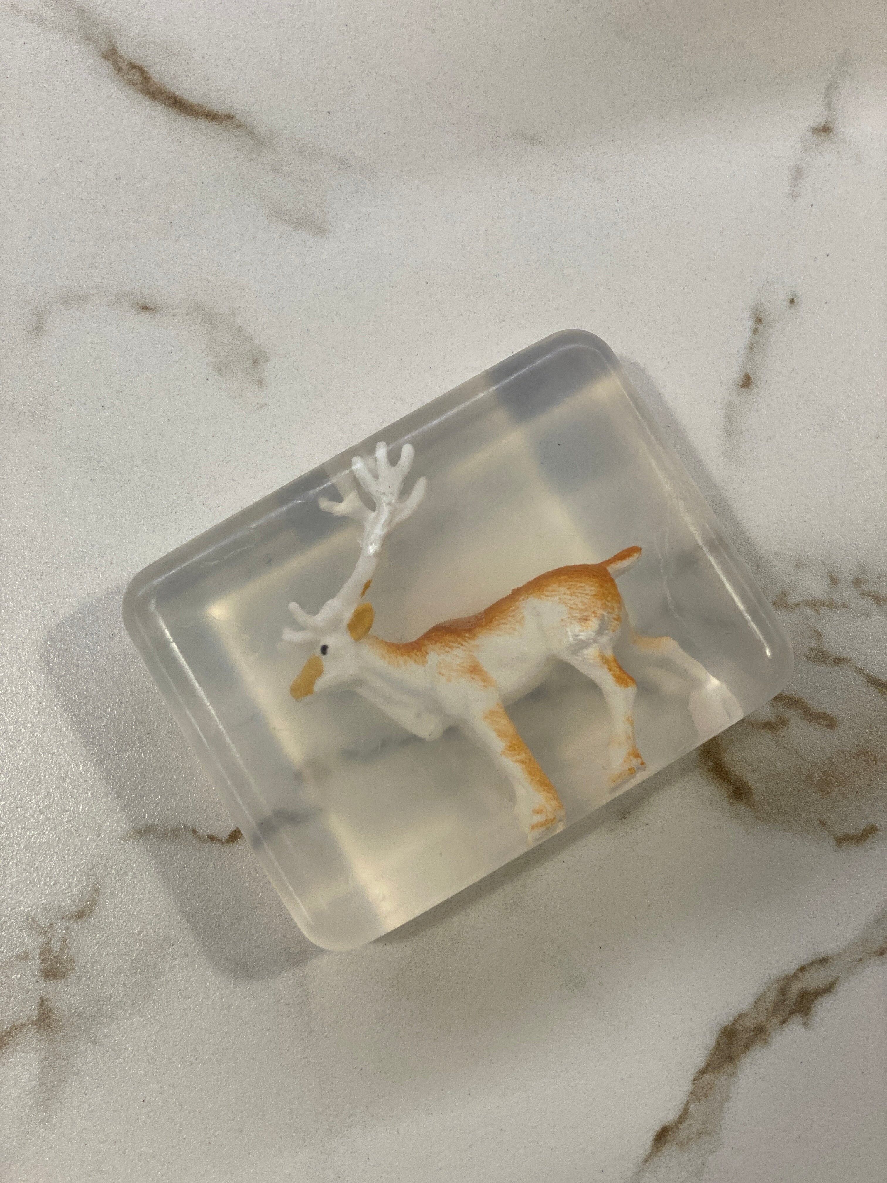 Sapone trasparente fatto a mano con statuetta di renna polare